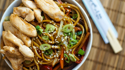 Fideo chino con pollo y verduras