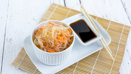 Guarnición de fideos chinos con zanahorias