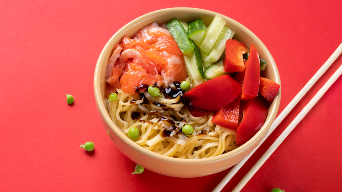 Poke bowl de salmón y tallarines